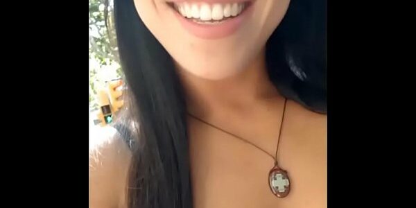 Novinha cheia de tesão no parque da cidade