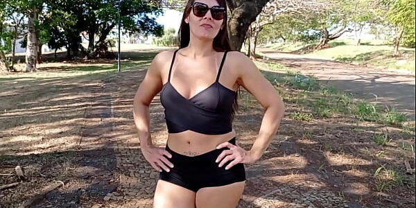 Gostosa de shortinho provocando na rua