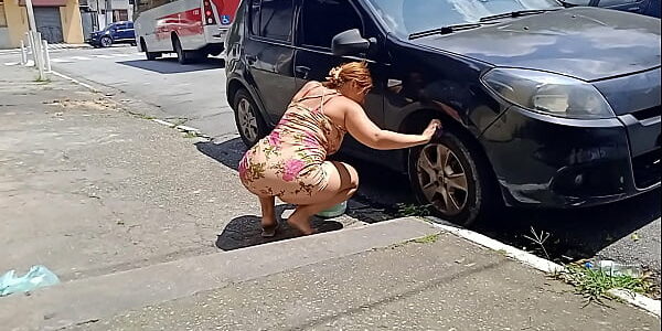 Ruiva casada limpando carro sem calcinha